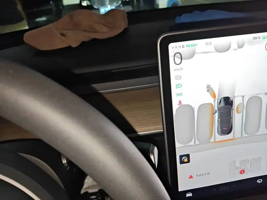 Tesla Model Y — миниатюра 8