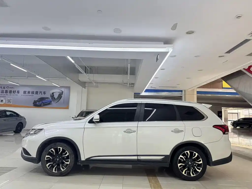 Mitsubishi Outlander — миниатюра 3