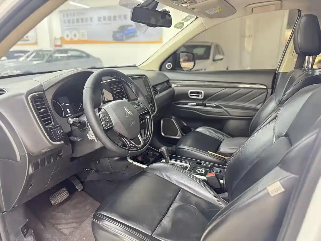 Mitsubishi Outlander — миниатюра 11