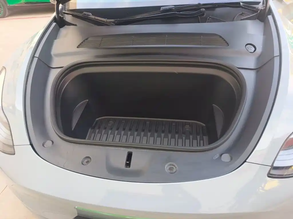 Tesla Model Y — миниатюра 20