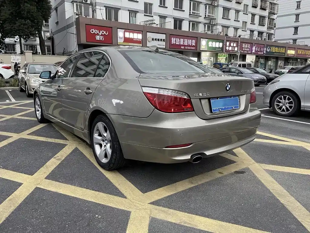 BMW 5 Series — миниатюра 7