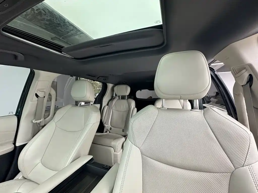 Toyota Sienna — миниатюра 6