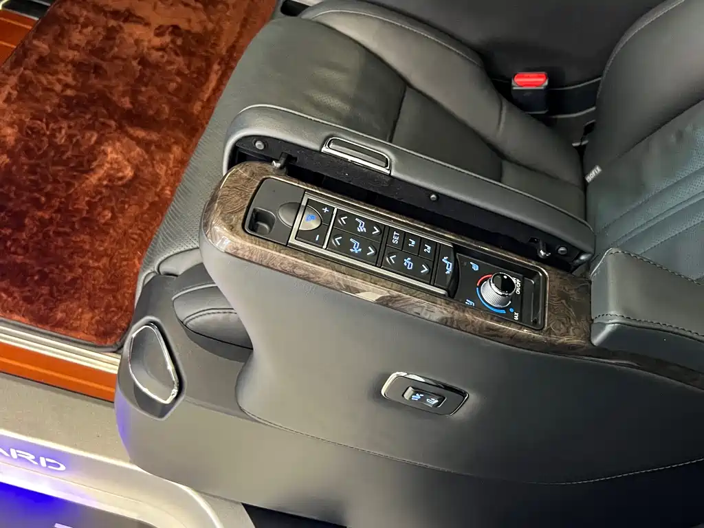 Toyota Alphard — миниатюра 16