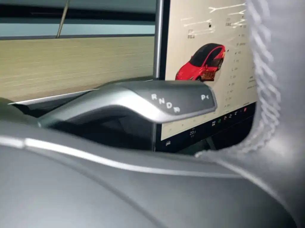 Tesla Model Y — миниатюра 14