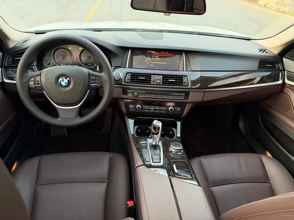 BMW 5 Series — миниатюра 13