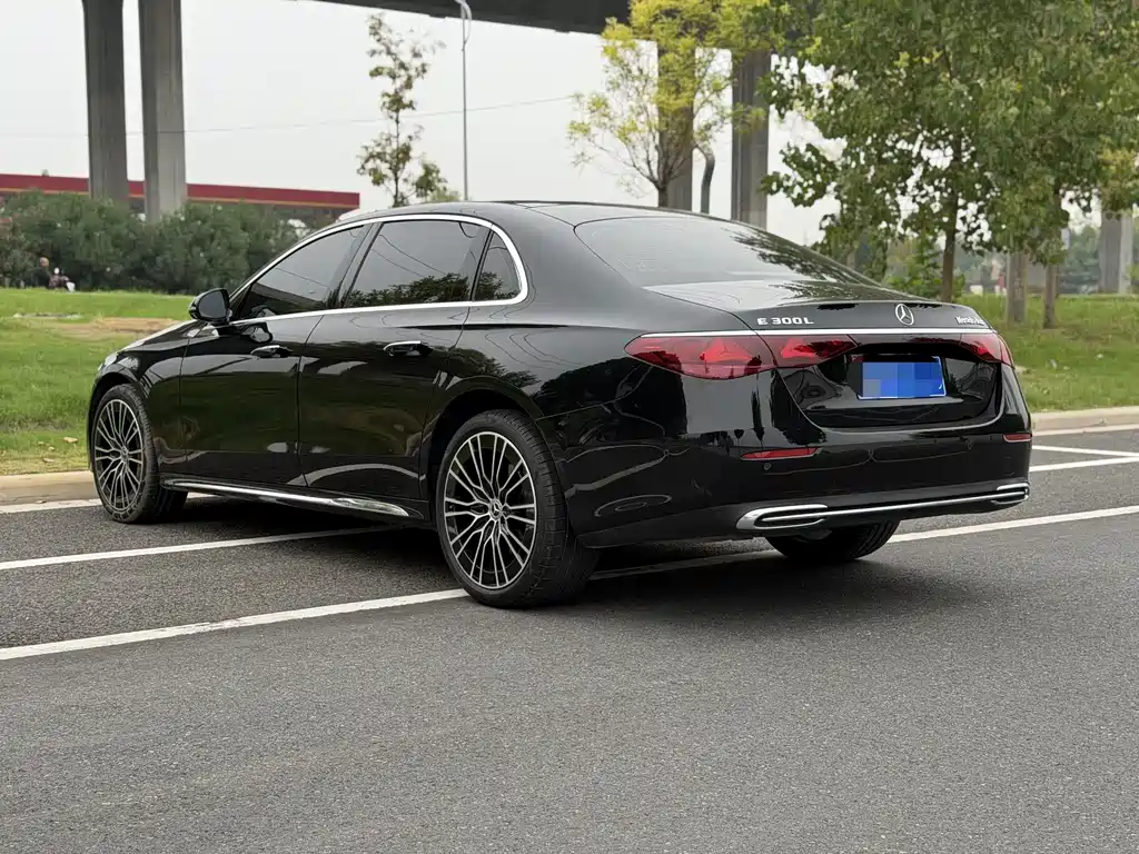 Mercedes-Benz E-Class — миниатюра 3