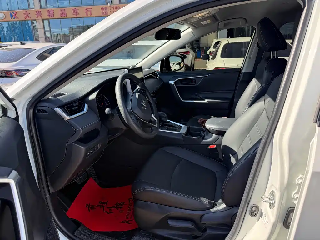 Toyota RAV4 — миниатюра 7
