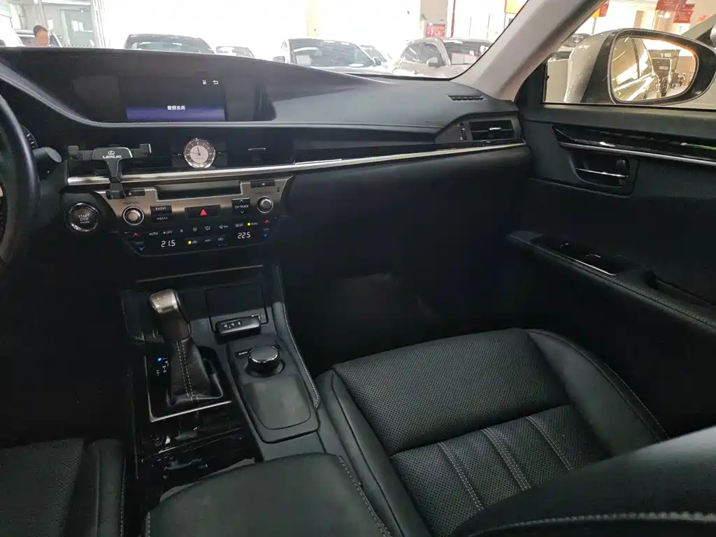 Lexus ES — миниатюра 12