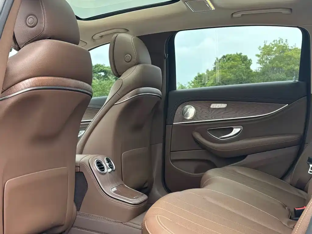 Mercedes-Benz E-Class — миниатюра 6