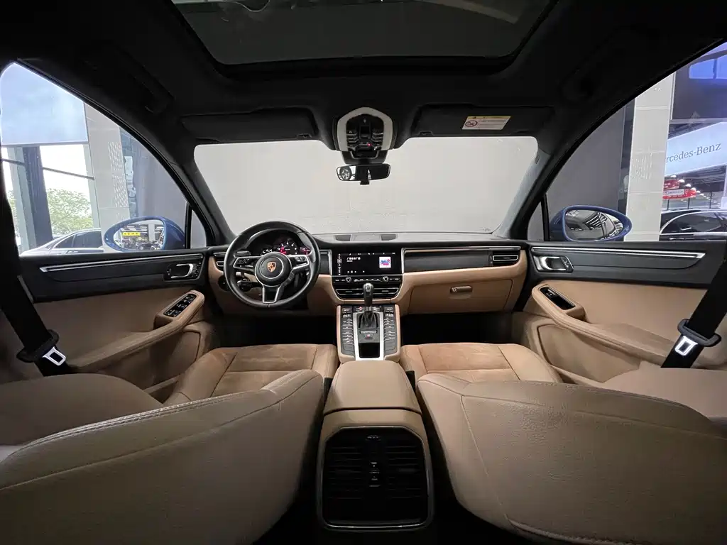 PORSCHE MACAN