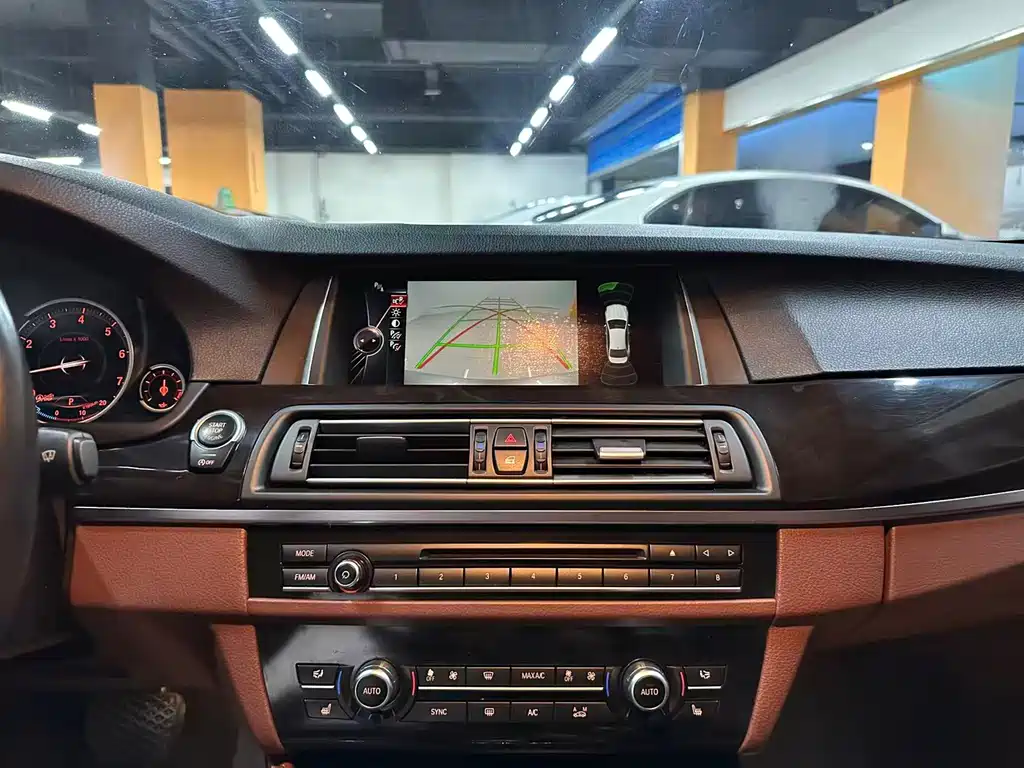 BMW 5 Series — миниатюра 11