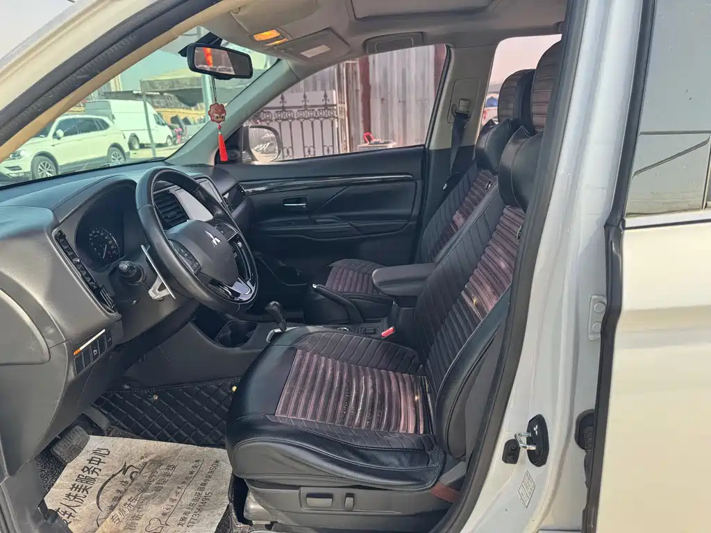 MITSUBISHI OUTLANDER