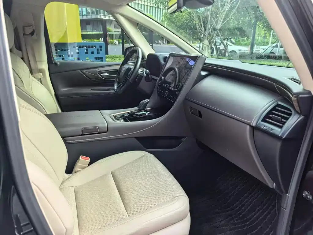 Toyota Alphard — миниатюра 5