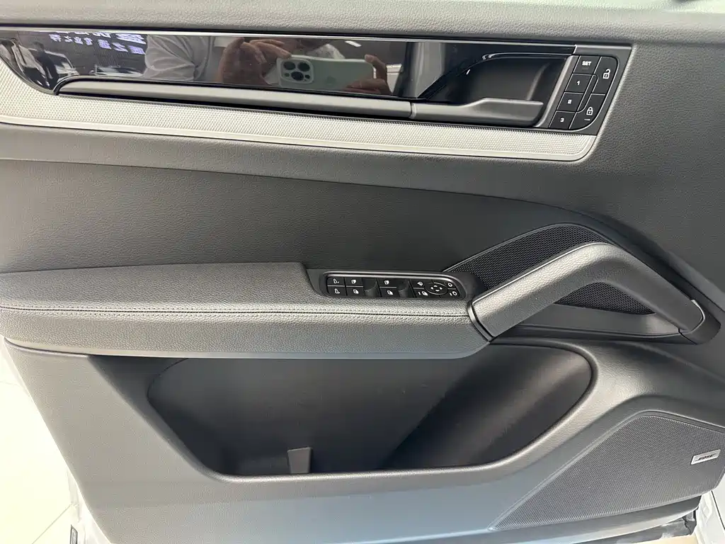 Porsche Cayenne — миниатюра 9