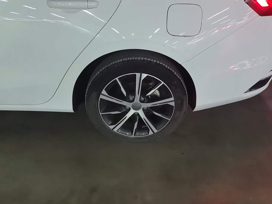 Geely Emgrand 1.5 л 2022 г. Белый, пробег 34900 км