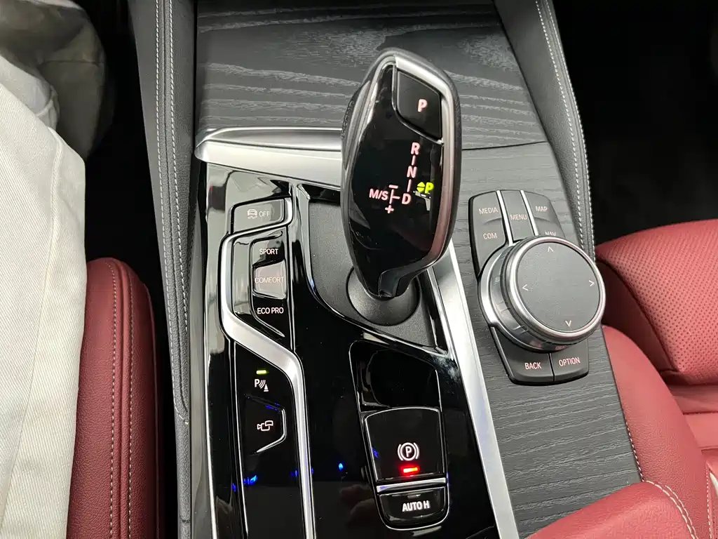 BMW 5 Series — миниатюра 13