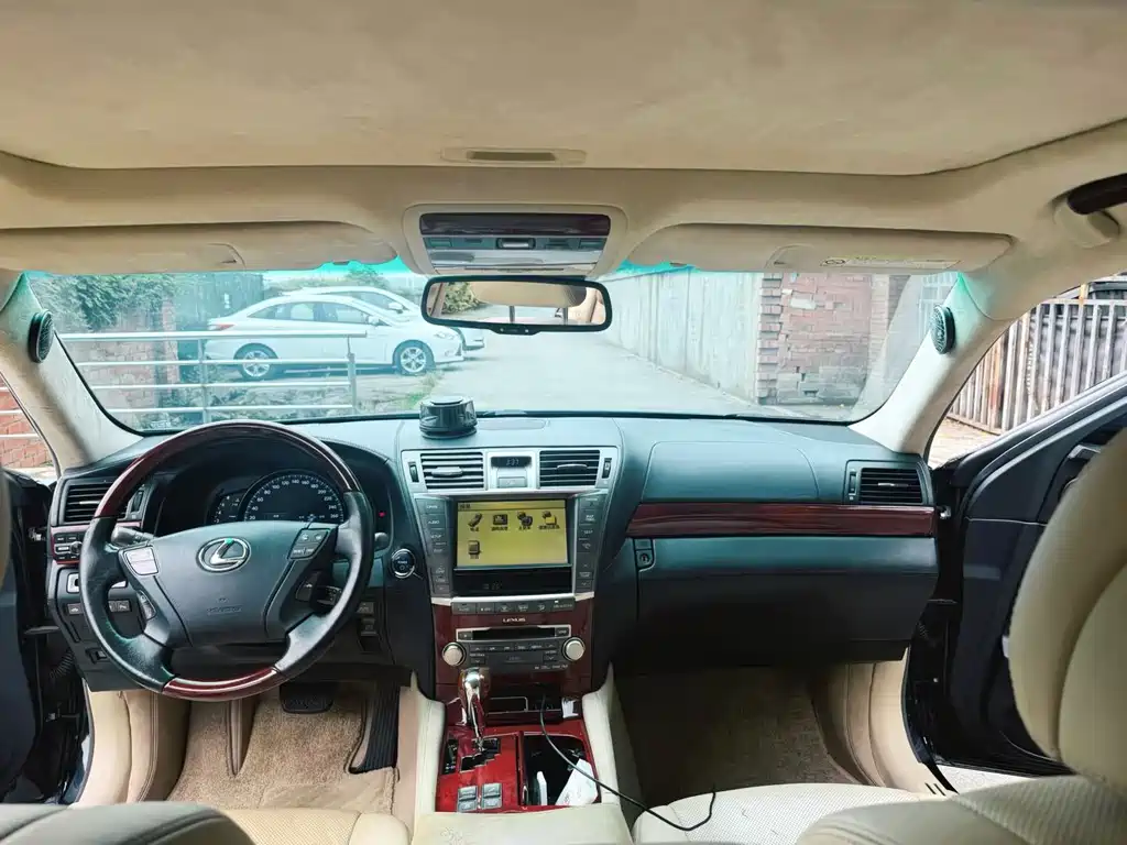 Lexus LS — миниатюра 6