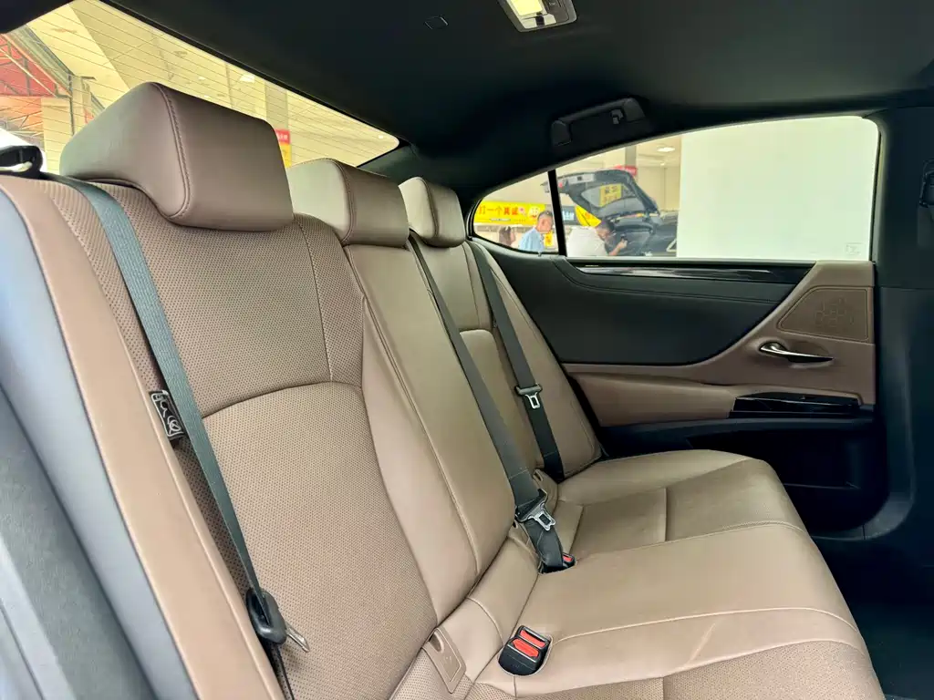 Lexus ES — миниатюра 11