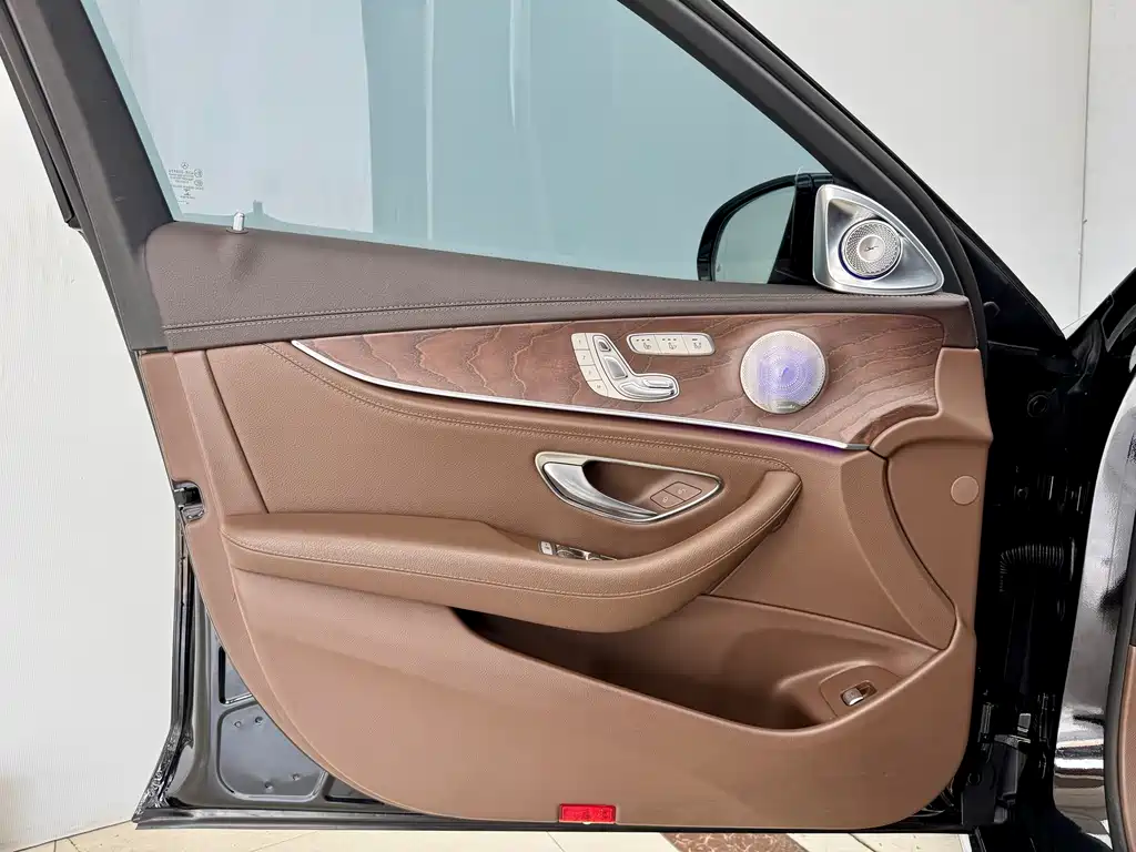 Mercedes-Benz E-Class — миниатюра 7