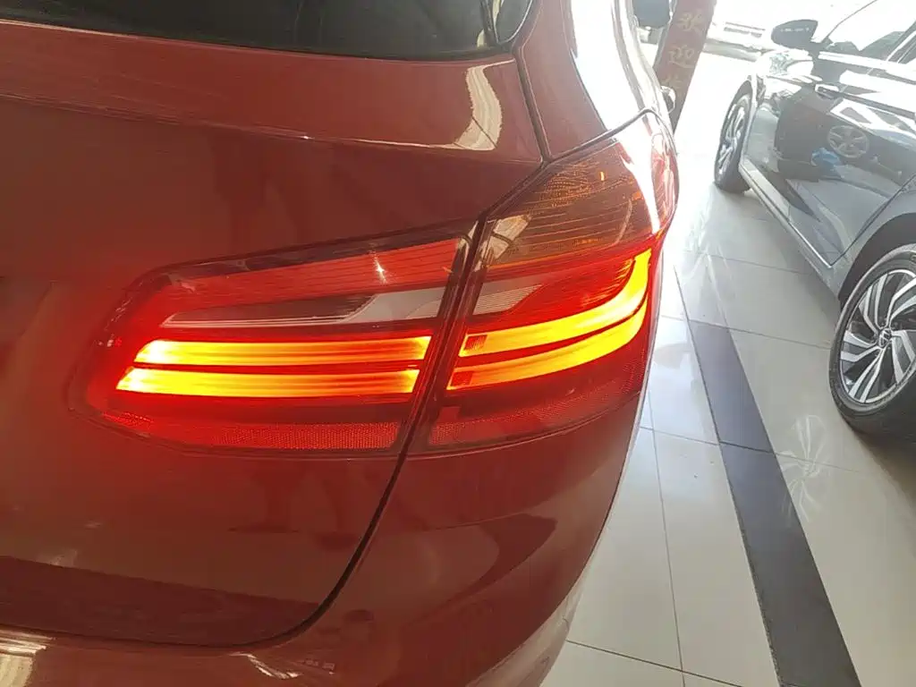 BMW 2 Series Active Tourer — миниатюра 8