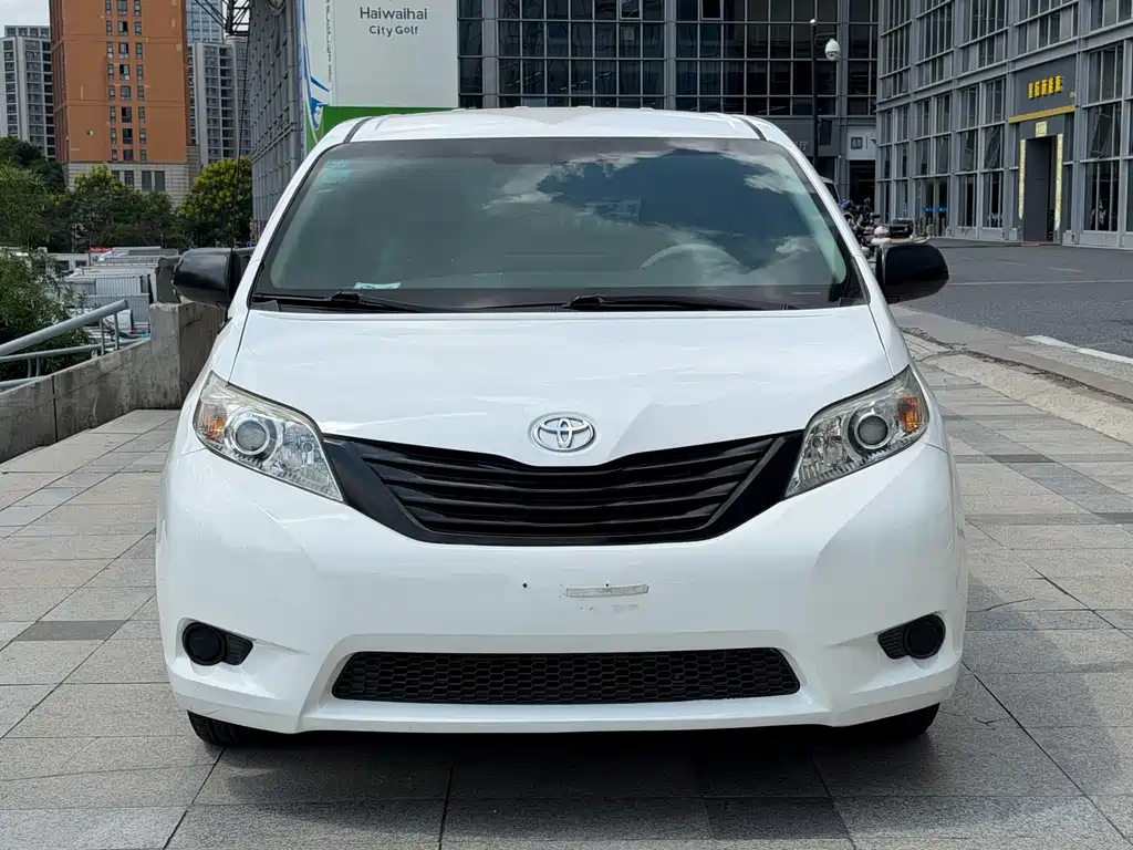 Toyota Sienna — миниатюра 2