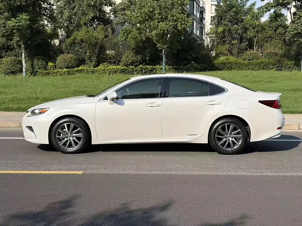 Lexus ES — миниатюра 7