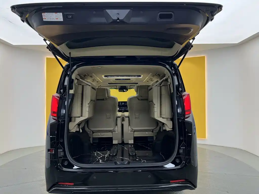 Toyota Alphard — миниатюра 3