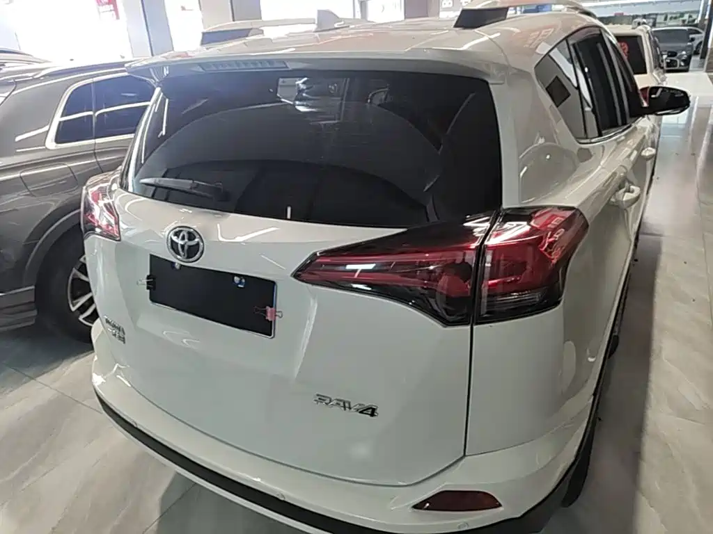 Toyota RAV4 — миниатюра 6