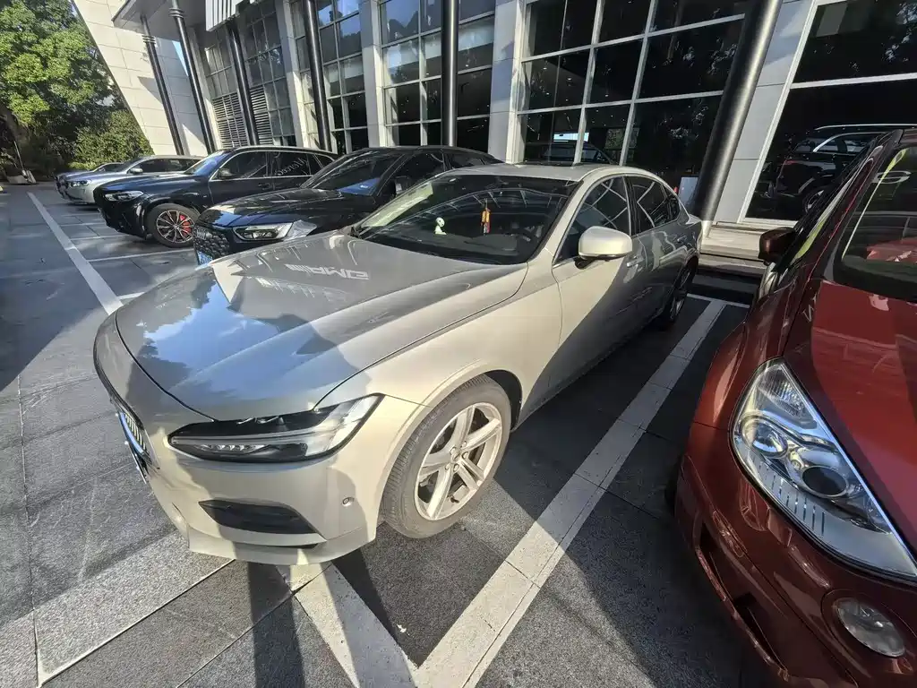 Volvo S90