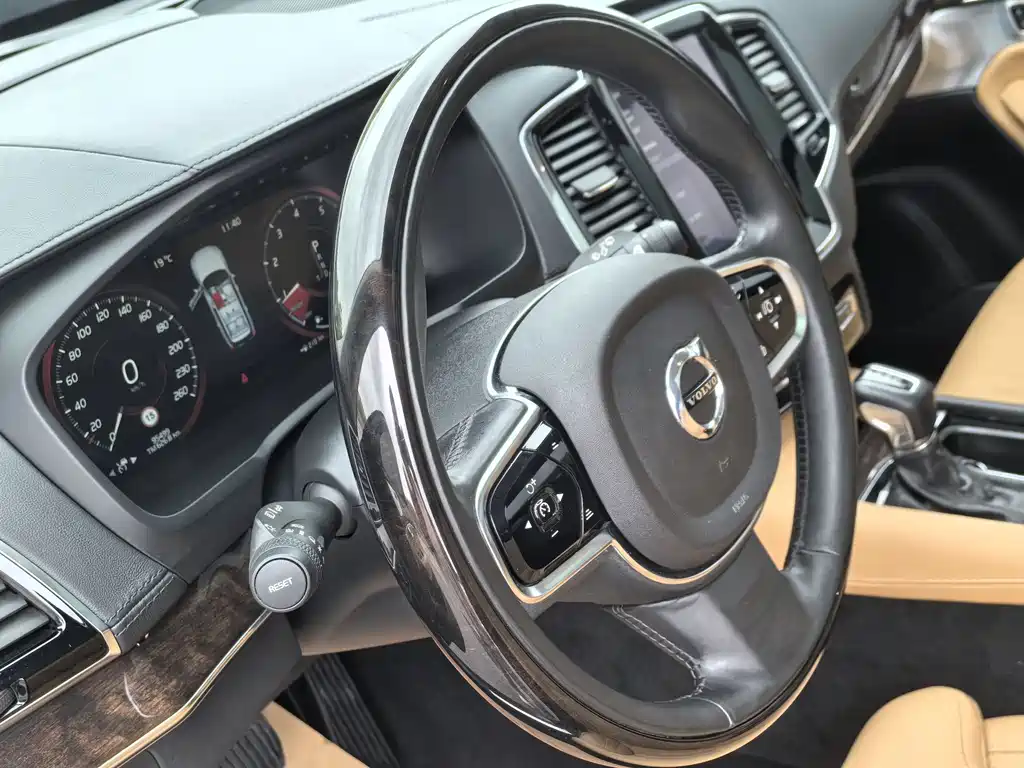 Volvo XC90 2015 T6 7 мест