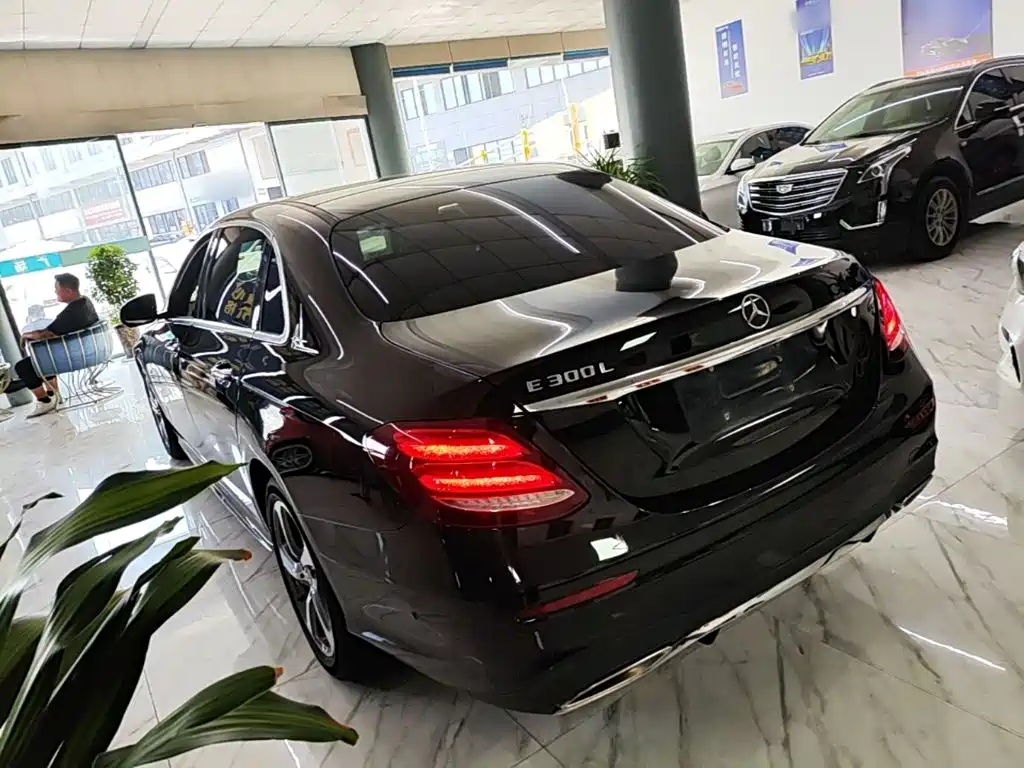 Mercedes-Benz E-Class — миниатюра 5