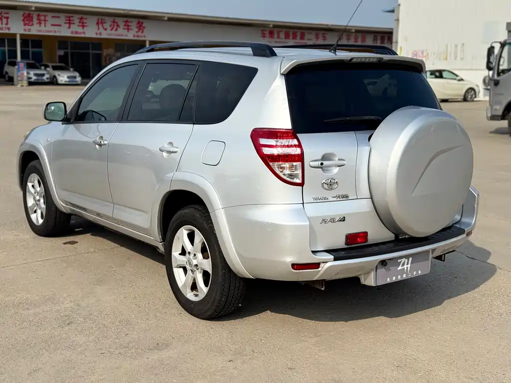 Toyota RAV4 — миниатюра 6