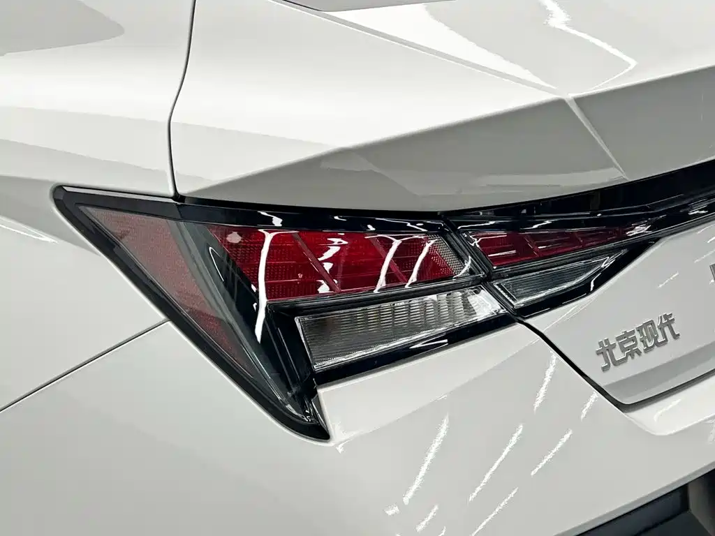 Hyundai Elantra — миниатюра 10