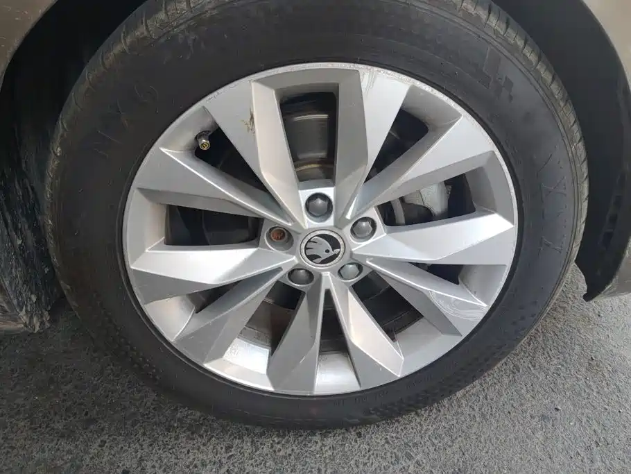 Skoda Superb — миниатюра 6