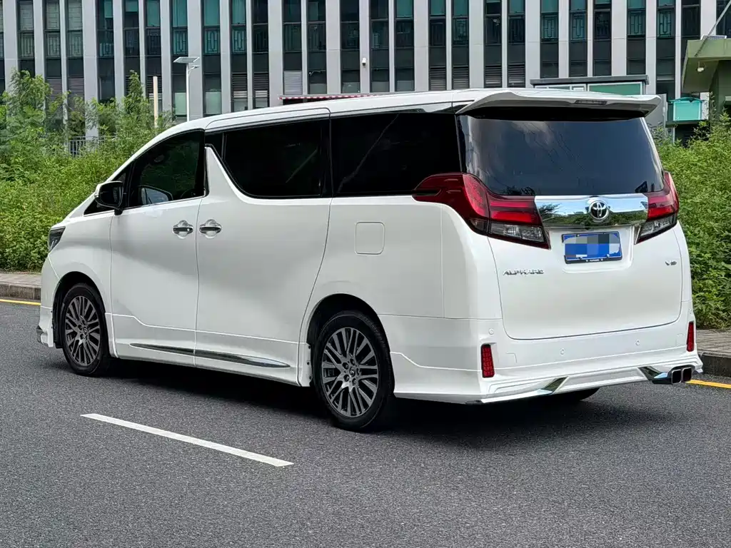 Toyota Alphard — миниатюра 5