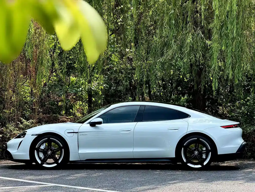 Porsche Taycan — миниатюра 3