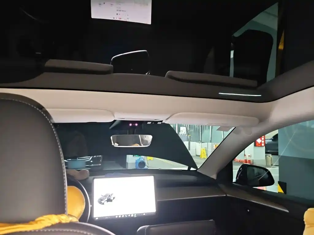 Tesla Model Y — миниатюра 15