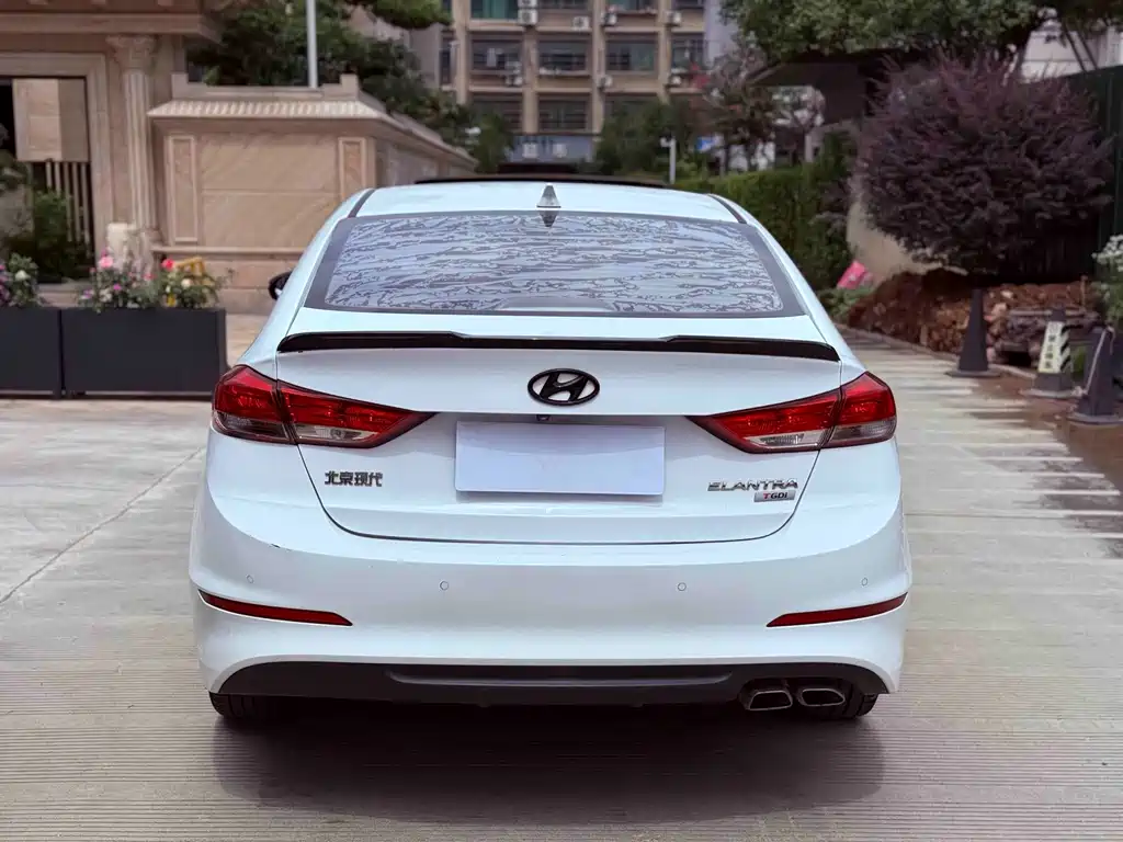 Hyundai Elantra — миниатюра 9