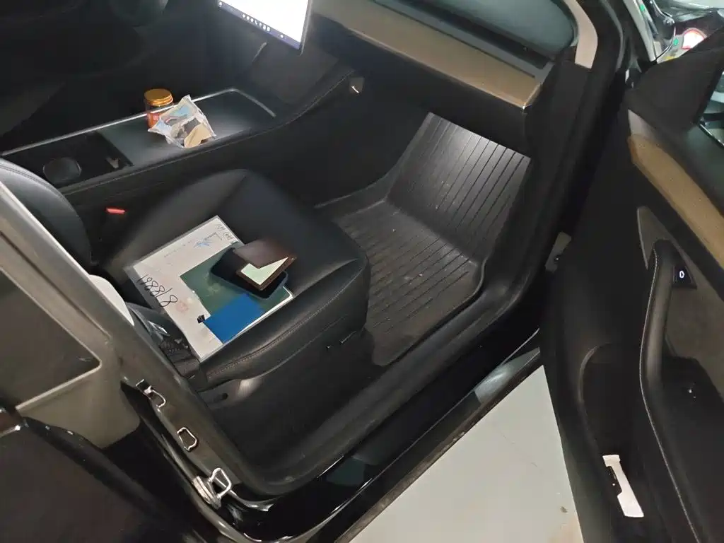 Tesla Model Y — миниатюра 20