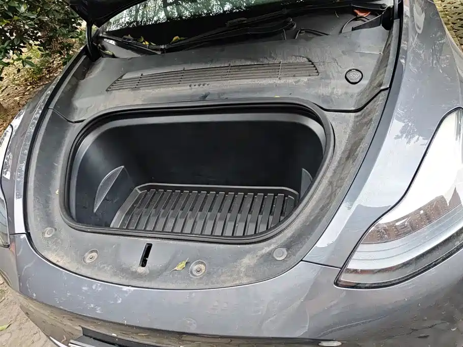 Tesla Model Y — миниатюра 10