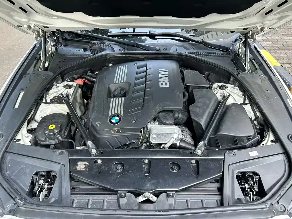 BMW 5 Series — миниатюра 7