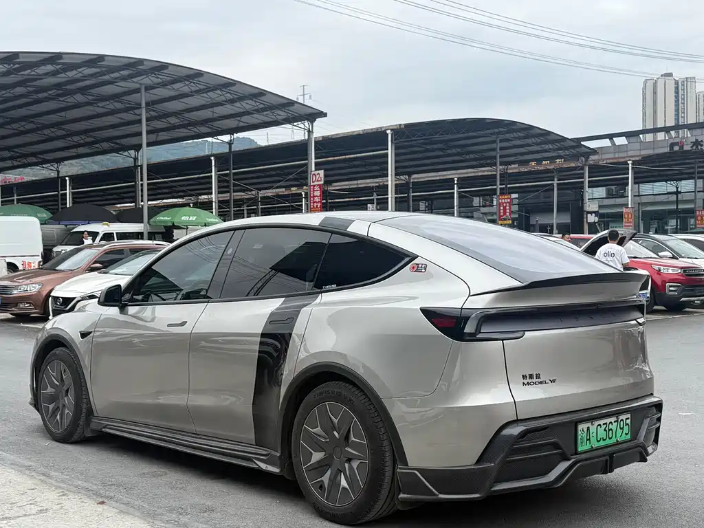 Tesla Model Y L — миниатюра 6