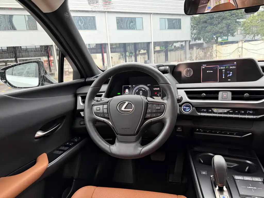 Lexus UX New Energy — миниатюра 7