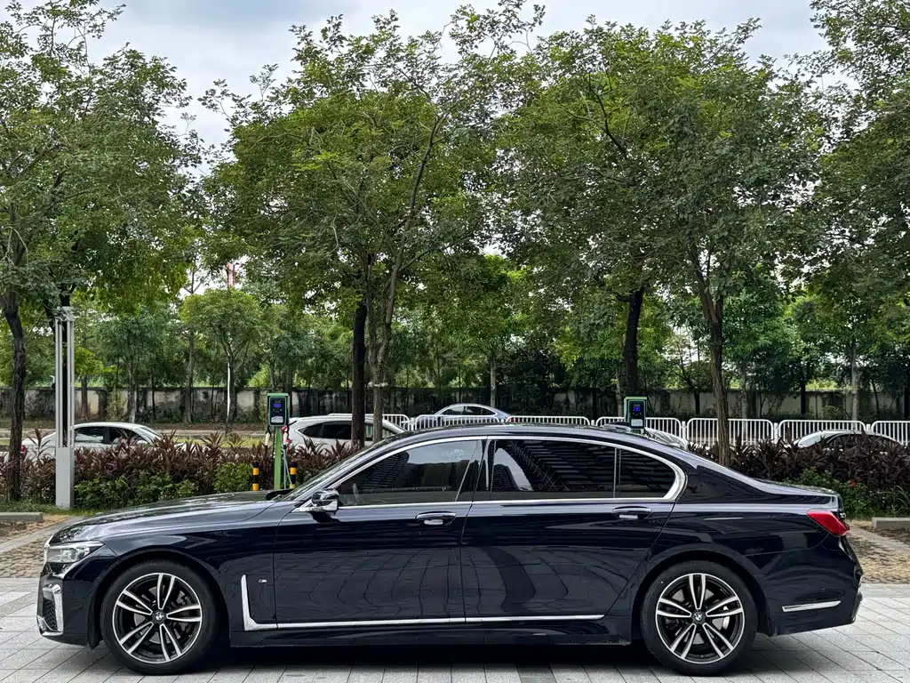 BMW 7 Series — миниатюра 14