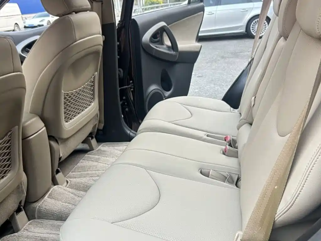 Toyota RAV4 — миниатюра 10
