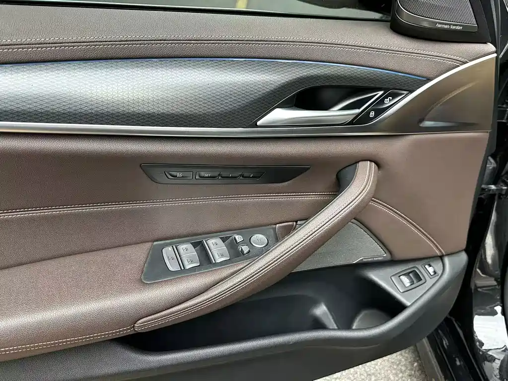 BMW 5 Series New Energy — миниатюра 10