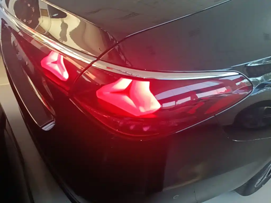 Mercedes-Benz E-Class — миниатюра 8