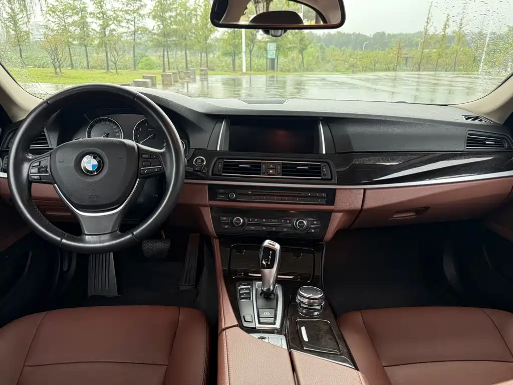 BMW 5 Series — миниатюра 11