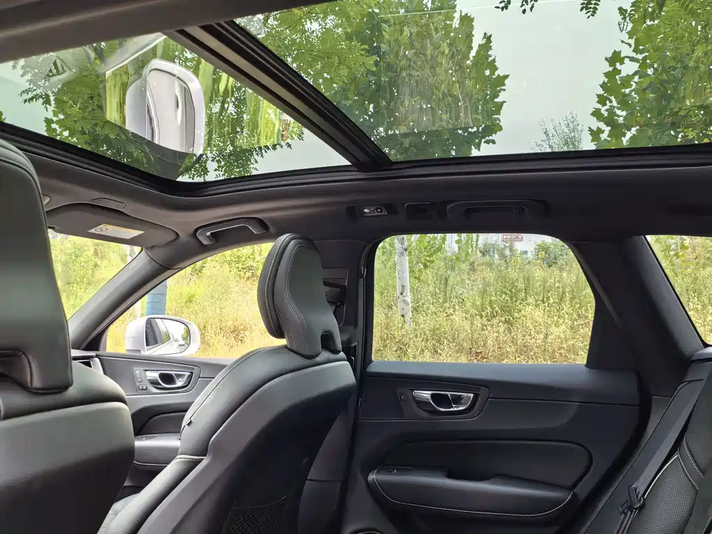 Volvo XC60 PHEV — миниатюра 12