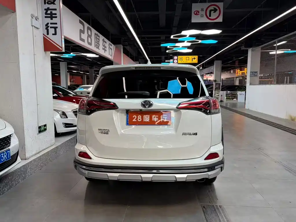 Toyota RAV4 — миниатюра 8